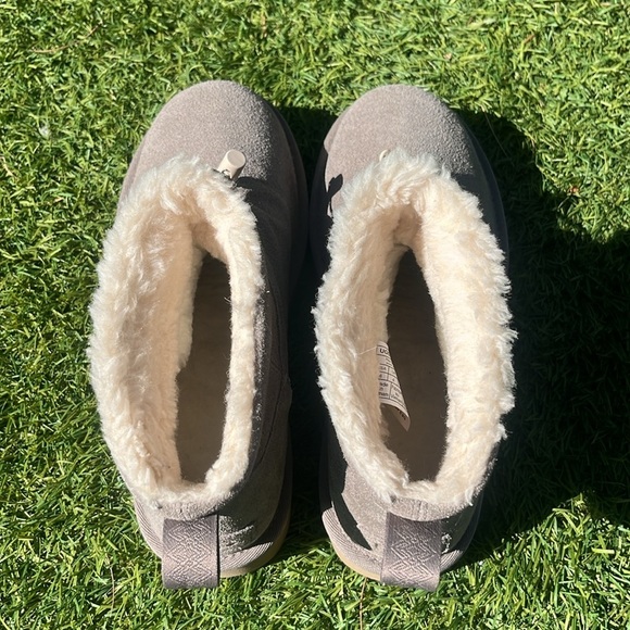 LIKE NEW UGG Classic Mini Toggler Boots! - Picture 8 of 11